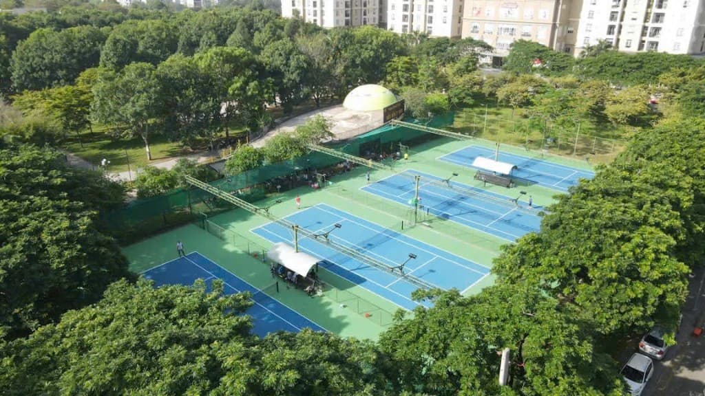 Nhìn từ trên cao cơ sở sân tennis