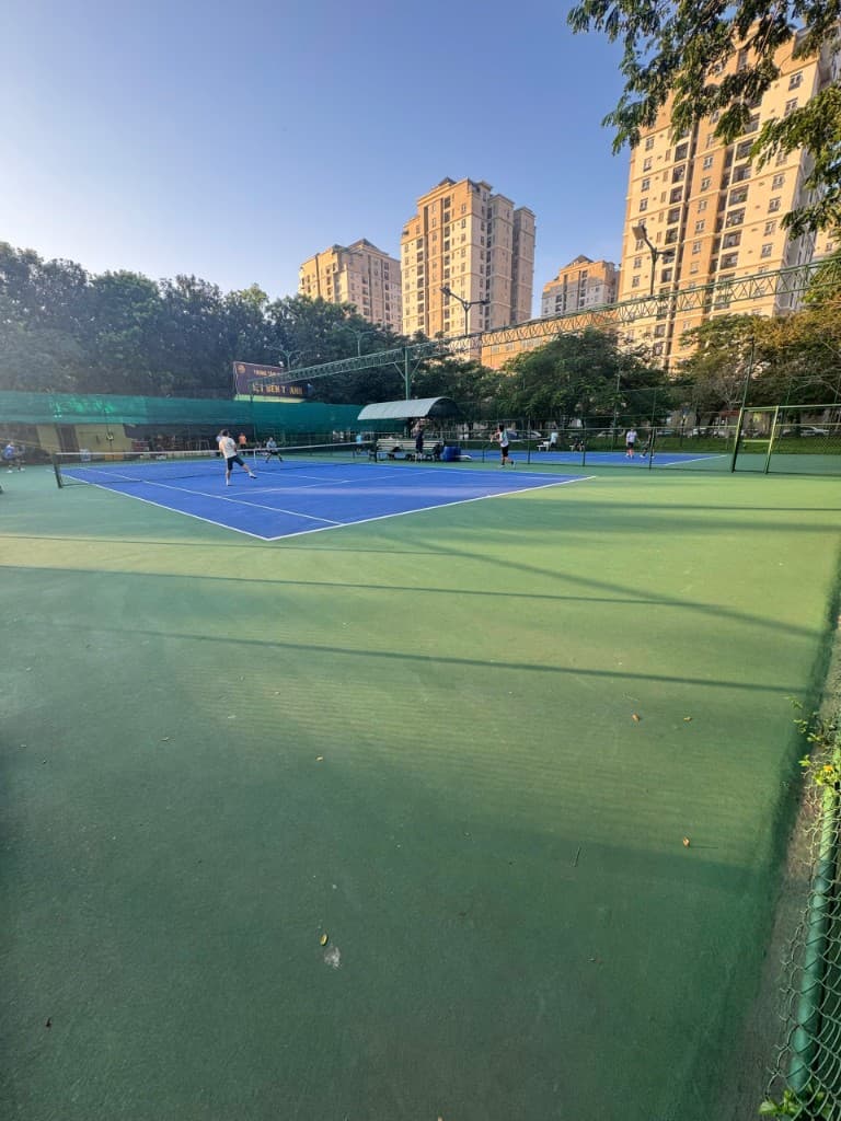 Góc nhìn cao sân tennis và các tòa chung cư