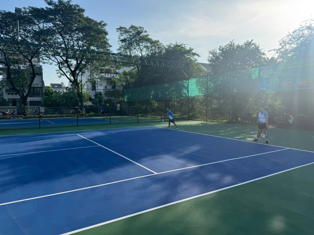 Trận đấu tennis dưới ánh nắng buổi sáng