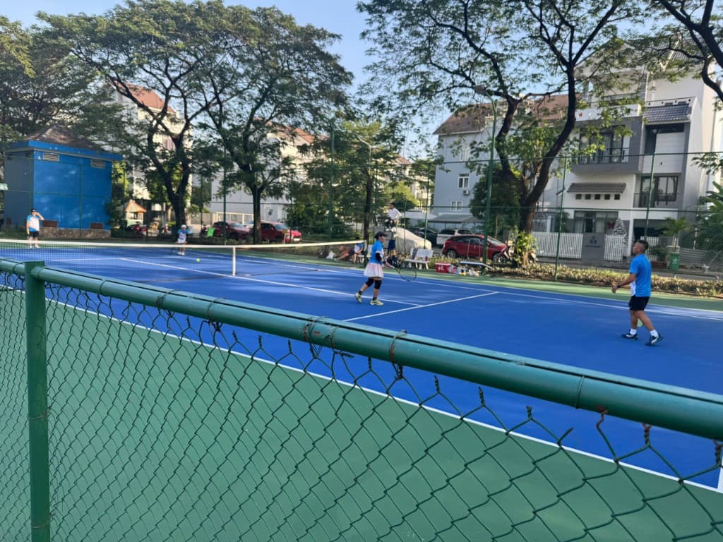 Trận đôi nhìn qua hàng rào sân